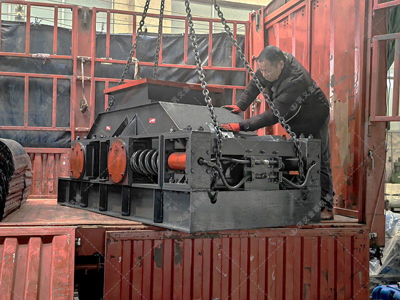 800x600型單臺對輥破碎機發貨 發往廣西 