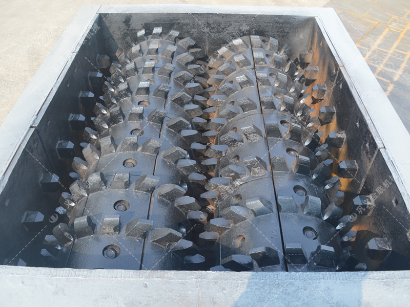 大型強力分級雙齒輥破碎機發往山東破碎煤矸石