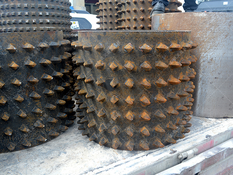 為何眾多混凝土再生廠家,都將雙齒輥破碎機視為生產線的 “定海神針”?? 為何眾多混凝土再生廠家,都將雙齒輥破碎機視為生產線的 “定海神針”??